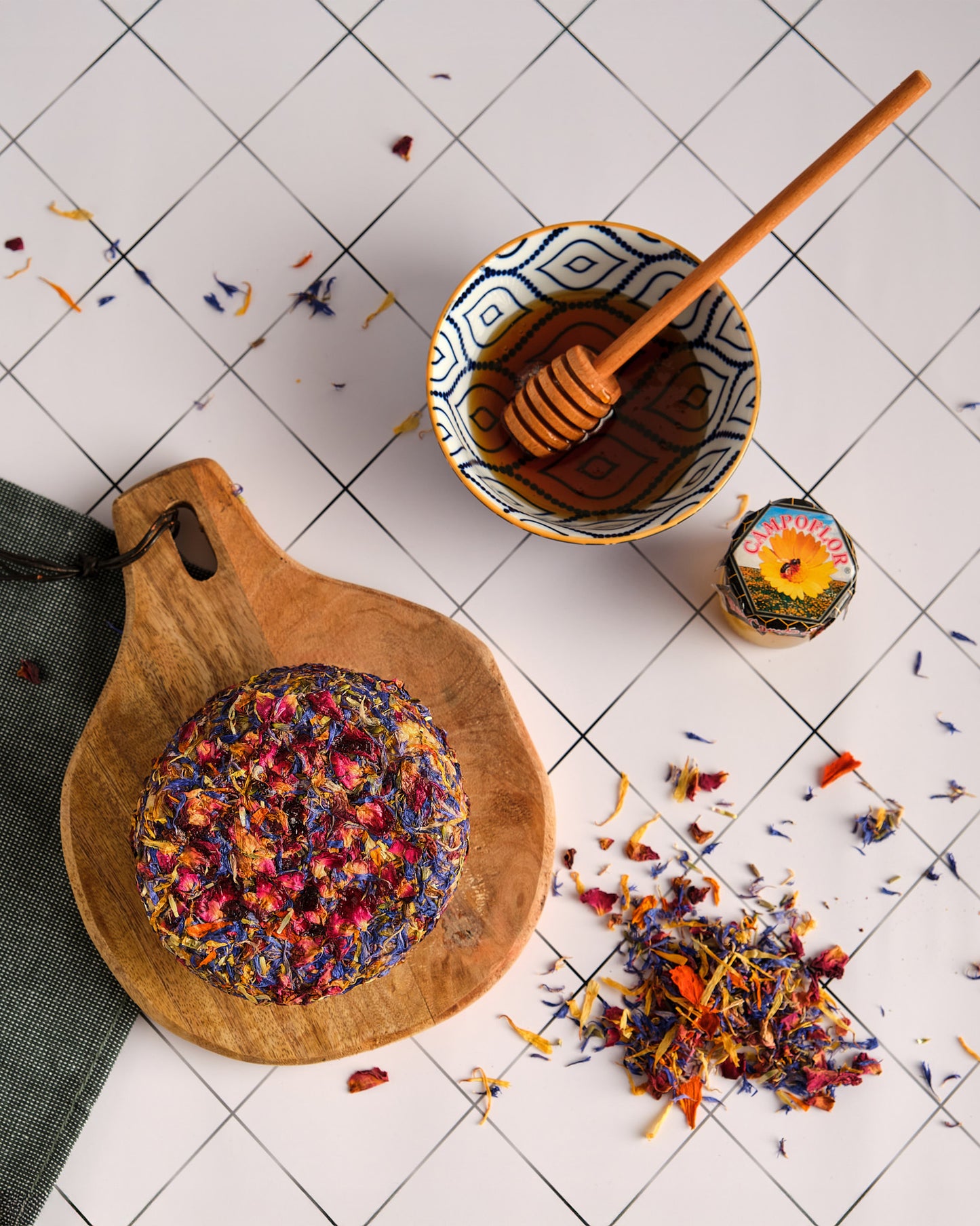 Queso Curado de Cabra con Miel y Flores