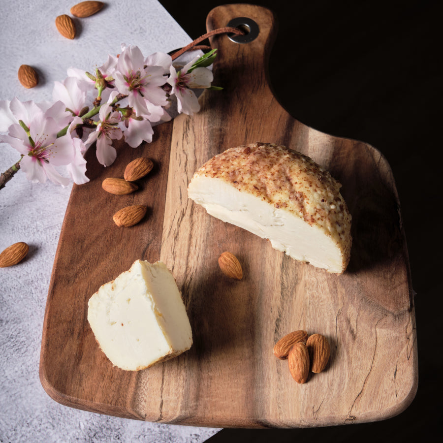 Queso Curado de Cabra con Almendra