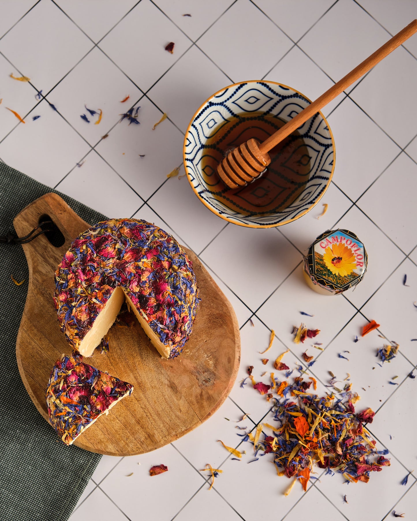 Queso Curado de Cabra con Miel y Flores