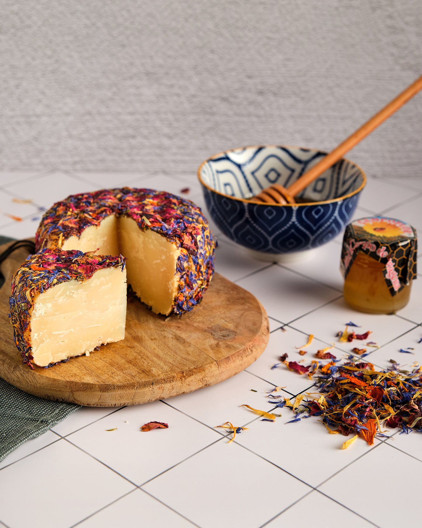 Queso Curado de Cabra con Miel y Flores