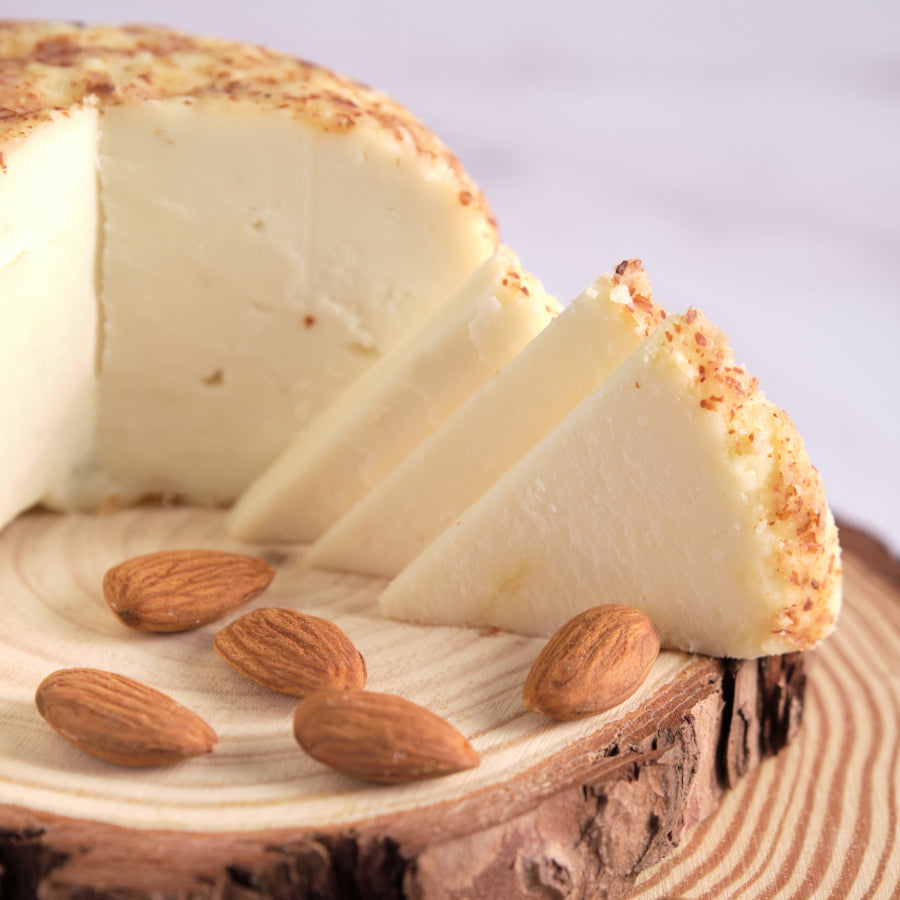 Queso Curado de Cabra con Almendra