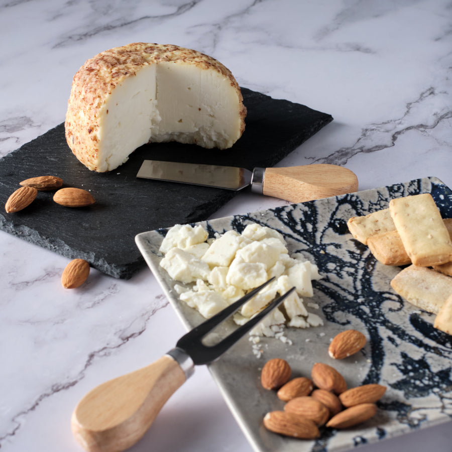 Queso Curado de Cabra con Almendra