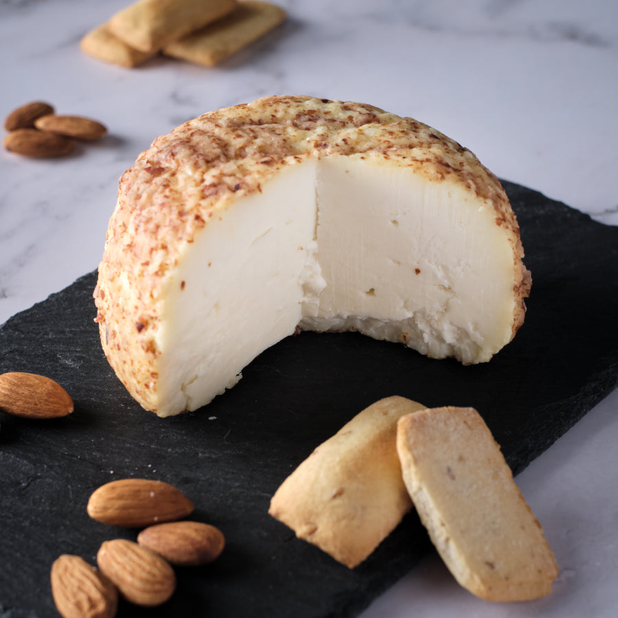 Queso Curado de Cabra con Almendra