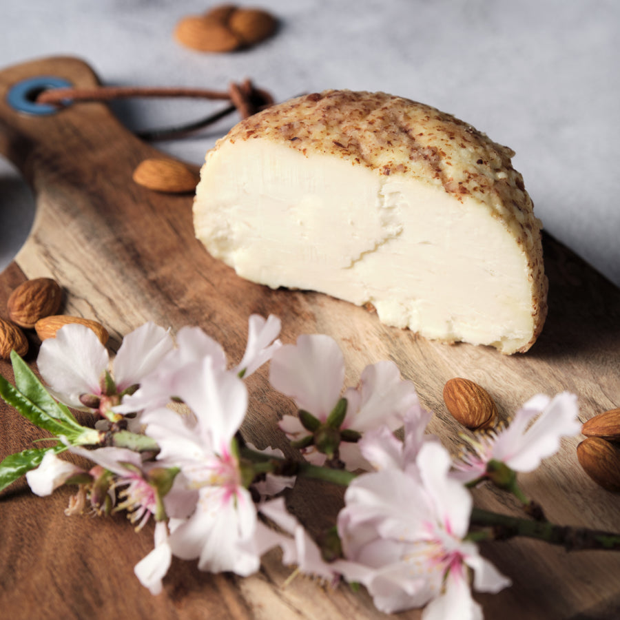 Queso Curado de Cabra con Almendra